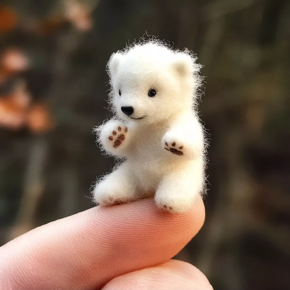 wbsoft_tiny_polar_bear_standing_on_the_finger_adorable_holding__ee994d49-0b6a-47d8-8d7c-24d27f2fceed_01.jpg