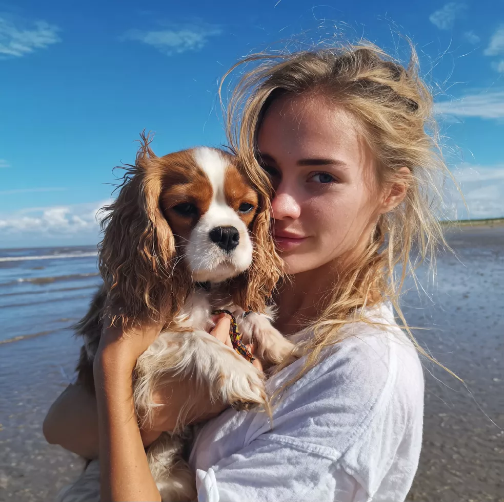 wbsoft_photo_of_a_blonde_woman_holding_her_king_charles_spaniel_da32d6c7-40d6-4efe-91d8-70b78bfc37ca_01.jpg